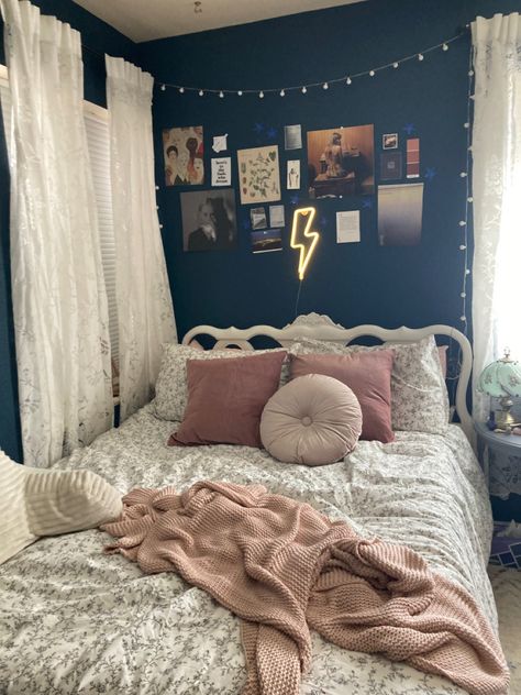 Pink And Navy Boho Bedroom, Blue And Dusty Pink Bedroom, Midnight Bedroom Aesthetic, Navy Blue Walls Bedroom Aesthetic, Dark Blue And Light Pink Bedroom, Navy And Pink Bedroom Ideas, Navy Blue And Pink Bedroom Ideas, Blue And Gold Bedroom Aesthetic, Navy Girls Bedroom