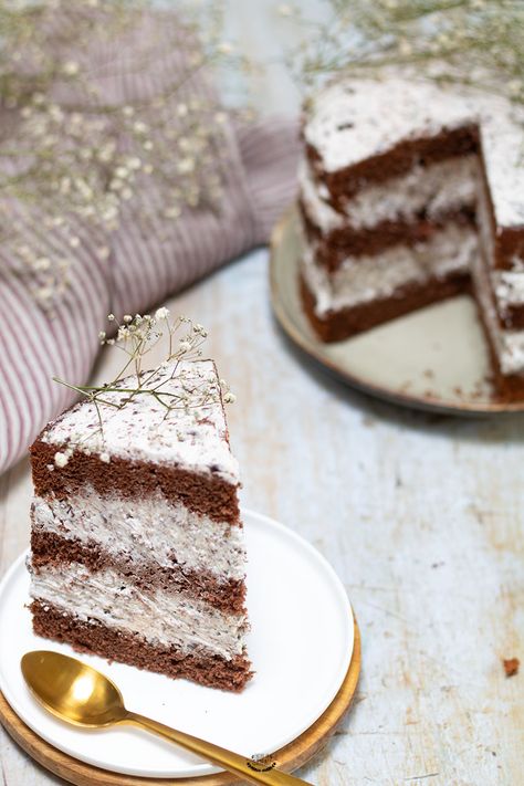 Sur une base de génoise au chocolat, voici ma recette de nude cake stracciatella. Un layer cake à la fois gourmand et léger. Layer Cake Chocolat, Layer Cake Au Chocolat, Nude Cake, Birthday Cake With Photo, Cake Chocolat, Chocolate Layer Cake, Salty Cake, Birthday Cake Recipe, Breakfast Cake