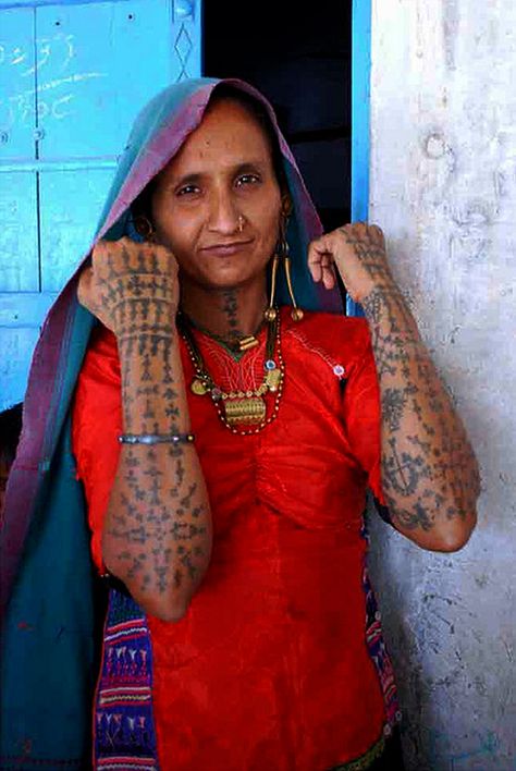 India | "Kachchhi - Rabari Tattoos" | ©Kantilal Doobal. Ethnic Tattoo, Ancient Tattoo, Dot Tattoos, Handpoke Tattoo, With Tattoo, Indian Tattoo, Old Tattoos, Face Tattoos, Face Tattoo