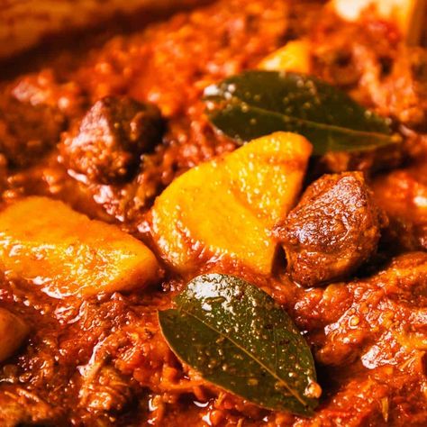 Lamb Tomato Bredie, South African Mutton Stew, Lamb Bredie South Africa, Tomato Stew Recipes African, Tomato Bredie South Africa, South Africa Food Recipes, Tamatie Bredie South Africa, Cape Malay Recipes South Africa, Lamb Curry Recipes South Africa