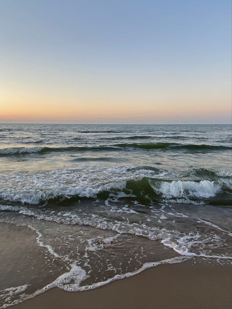 Uk Beaches Aesthetic, Beach In Autumn, Autumn Beach Aesthetic, La Mer Aesthetic, Uk Beach Aesthetic, Sea Shore Aesthetic, Sea Vibes Aesthetic, Sea Side Aesthetic, Sea Widget