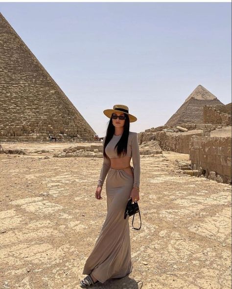 Egypt Women Outfit, Desert Outfit Ideas, Egypt Outfits, Master Manifestor, Dubai Outfit, Desert Outfit, Travel Fits, Dubai Outfits, Egypt Fashion