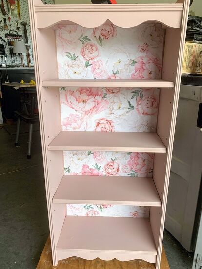 Small Antique Bookshelf, Blush Pink Bookcase, Diy Scalloped Bookshelf, Cute Bookcase Ideas, Girls Bookshelf Ideas, Small Bookcase Ideas, Bookcase Makeover Diy, Small Bookcase Makeover, Baby Furniture Diy