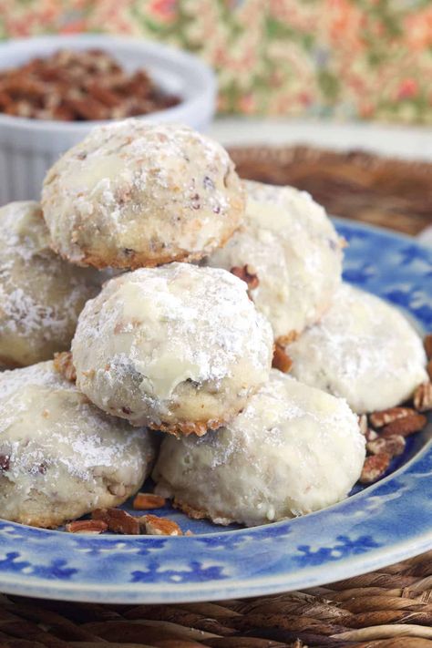 Mexican Wedding Cookies - The Suburban Soapbox Best Mexican Wedding Cookies, Mexican Wedding Cookie, Hannukah Cookies, Mexican Wedding Cake Cookies, Pudding Recipes Homemade, Mexican Wedding Cookies Recipes, Russian Tea Cakes, Mexican Wedding Cake, Mexican Cookies