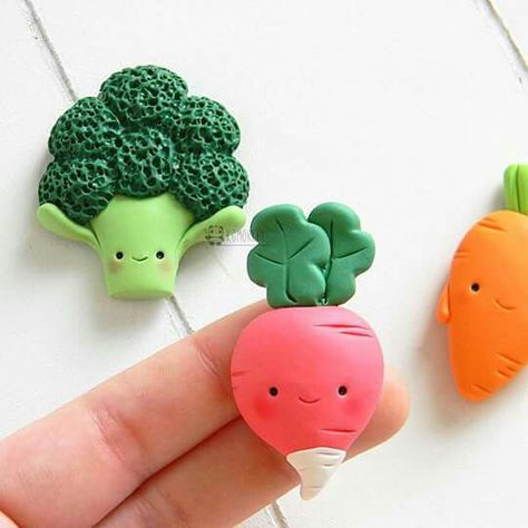 Polymer Clay Broccoli, Polymer Clay Carrot, Polymer Fridge Magnets, Polymer Clay Vegetables, Clay Vegetables, Clay Carrot, Broccoli Carrot, Clay Kawaii, Kawaii Charms