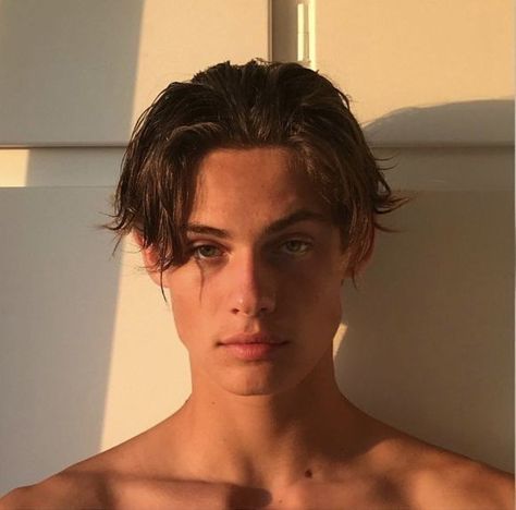 Leandre Lenoir, Mid Long Hair Men, Brown Hair Guy, Ftm Haircut, Beau Bennett, Middle Part Hairstyles, Men Haircut Styles, Corte De Cabelo Masculino, كريستيانو رونالدو