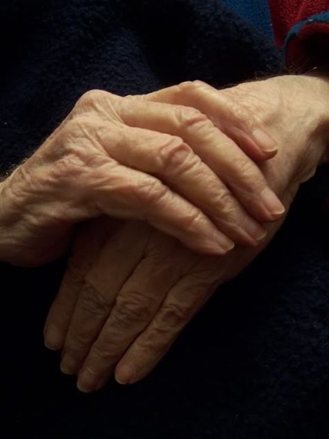 old people hands...love seeing their life in them Hand Photography, Hand Reference, Old Hands, Human Hand, Body Reference, Anatomy Reference, Old People, Hand Art, Human Anatomy