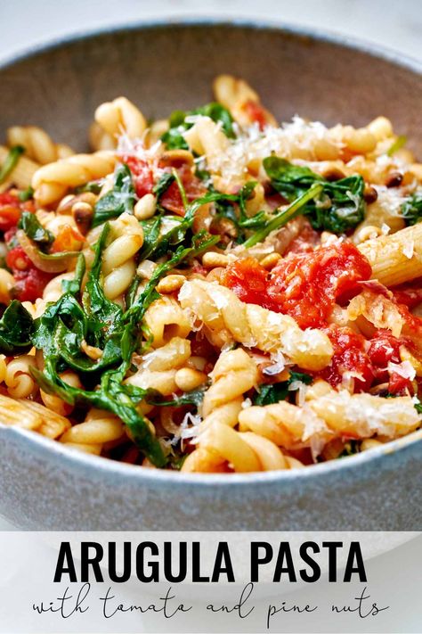 The barely cooked, peppery arugula adds a brightness to this lightly sauced tomato and arugula pasta with pine nuts. Ready in 30 minutes! #arugula #pasta #light Essen, Tomato Burrata Pasta, Light Pasta Recipes, Burrata Pasta, Arugula Pasta, Arugula Recipes, Light Pasta, Basil Recipes, Tomato Pasta