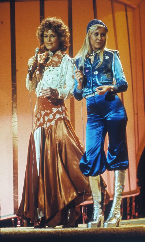 Agnetha Faltskog and Frida Lyngstad at Eurovision Somg Contest in Brighton '1974 Abba Concert, Abba Outfits, Eurovision Party, Blonde Singer, Abba Costumes, Purple Outfit, 70s Disco, Mia 3, Mama Mia