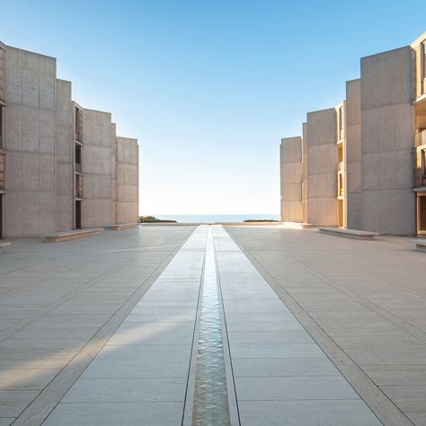 Louis Kahn - Instituto Salk de Estudios Biológicos, San Diego, California (1965) Imaginative Architecture, Louis Khan, Salk Institute, Circular Buildings, Water Temple, Louis Kahn, Archi Design, Party Place, Architecture Images