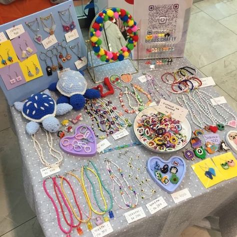 Tenant Design, Booth Display Ideas Diy, Handmade Jewelry Display, Jewelry Shop Display, Diy Wire Jewelry Rings, Girly Bracelets, Craft Market Display, Craft Booth Display, Craft Booth Displays