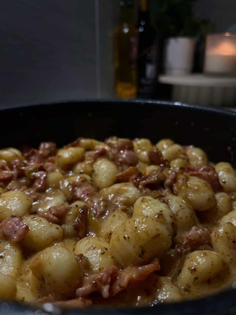 Brie and Bacon Gnocchi Bacon Gnocchi, Gnocchi Dinner, Braised Short Ribs, Gnocchi Recipes, Dinner This Week, Cozy Meals, Quick And Easy Breakfast, Coconut Curry, Caramelized Onions