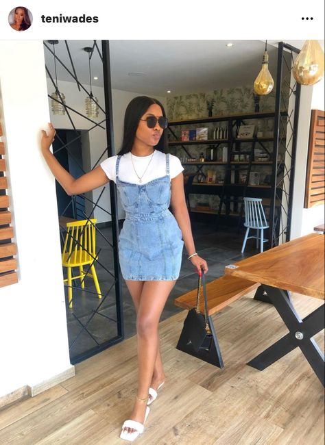 Denim Mini Dress Outfit Summer, Denim Bodycon Dress Outfits, Styling Jean Dress, Demin Dresses Outfits, Short Jean Dress Outfit, Short Denim Dress Outfit, Demin On Denim Outfit, Blue Jean Dress Outfit, Demin Dress Outfit