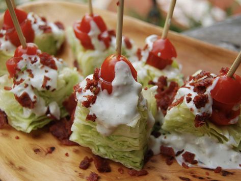 Essen, Lettuce Wedge, Super Bowl Menu, Academy Awards Party, Cocktail Party Food, Wedge Salad, Awards Party, Appetizer Bites, Appetizer Salads