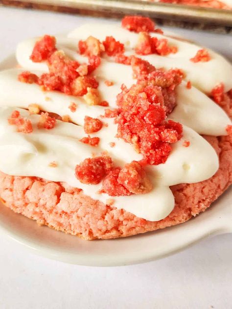 These delicious strawberry crunch cookies are delightfully easy to make and perfect for indulging in. Each of these big strawberry sugar cookies are topped with cream cheese buttercream and a strawberry cookie crunch crumble. Why You Will Love This Recipe If you're looking for a sweet and crunchy cookie that will impress your guests, strawberry crunch cookies are the perfect choice! Strawberry Cheesecake Crunch Cookies, Crumbl Strawberry Cheesecake Cookie, Crumble Strawberry Cookie, Strawberry Crunch Cookies Recipe, Strawberry Crumble Cookies, Strawberry Crinkle Cookies Recipe, Strawberry Crunch Cheesecake Bars, Strawberry Cookie Crumble, Pink Sugar Cookie Recipe