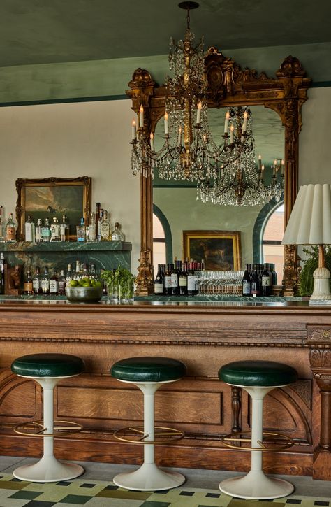 Restaurant Interior Design Italian, Italian Bar Design, Feminine Bar, Victorian Bar, Italian Bistro, Sport Bar, Italian Bar, Bar Inspiration, Green Bar