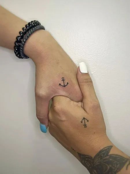 23 Heartwarming Aunt-Niece Tattoo Ideas: Celebrating the Unbreakable Bond Anchor Matching Tattoos Couple, Best Friend Tattoos Anchor, Matching Anchor Tattoos For Couples, Hawaii Couple Tattoos, Anchor Family Tattoo, Small Anchor Tattoos For Women Simple, Anchor Tattoo Couples, Anchor Couple Tattoos, 3 Person Tattoo Family