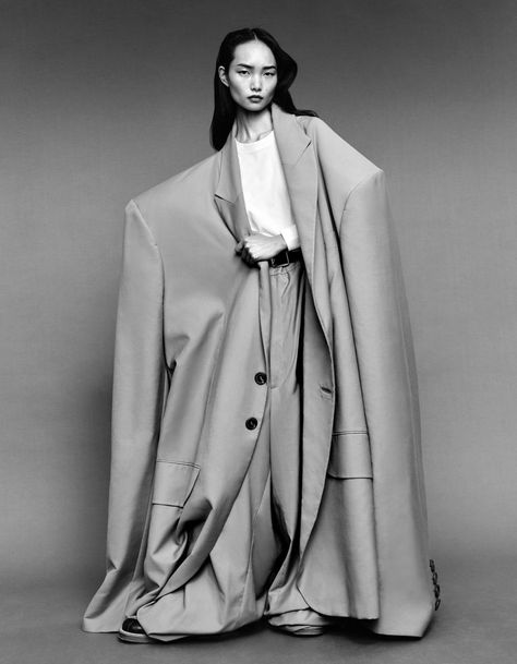 Deconstruction In Fashion, Tailoring Aesthetic, Fashion Deconstruction, Minimalist Fashion Photography, Creation Couture, Insta Models, Fashion Inspiration Design, Dark Fashion, Marie Claire