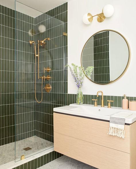 Drømme Bad, Fireclay Tile, Bad Inspiration, Steam Showers Bathroom, Mirror On The Wall, Green Tile, Bathroom Inspo, Green Bathroom, Backyard Makeover