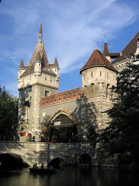 Vajdahunyad Castle - Budapest, Hungary Vajdahunyad Castle, Vila Medieval, European Castle, Old Castle, Hungary Travel, Castle Mansion, European Castles, Real Estat, 1000 Years