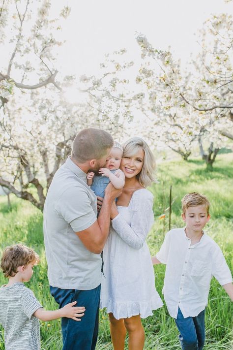 Spring Family Pictures, Summer Family Pictures, Cara Loren, Summer Family Photos, Outdoor Family Photos, Family Picture Poses, Spring Pictures, Spring Family, Family Picture Outfits