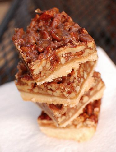 Scrumpdillyicious: Caramel Pecan Squares Caramel Pecan Bars, Pecan Bar, Pecan Squares, Pecan Pie Bars Easy, Pecan Pie Cookies, Pecan Pie Easy, Dream Bars, Pecan Bars, Caramel Bars