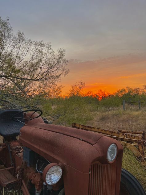 Farm/ranch aesthetic with tractor and evening sunset. Ranch Aesthetic, Dad Aesthetic, Farm Aesthetic, Farm Lifestyle, Farm Ranch, Evening Sunset, Cowgirl Aesthetic, Vintage Farm, Sunset Wallpaper