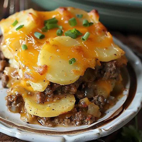 Baked Casseroles, Hamburger Potato Casserole, Hamburger And Potatoes, Retro Dishes, Potato Cheese, Ground Beef And Potatoes, Hamburger Casserole, Potatoe Casserole Recipes, Beef And Potatoes