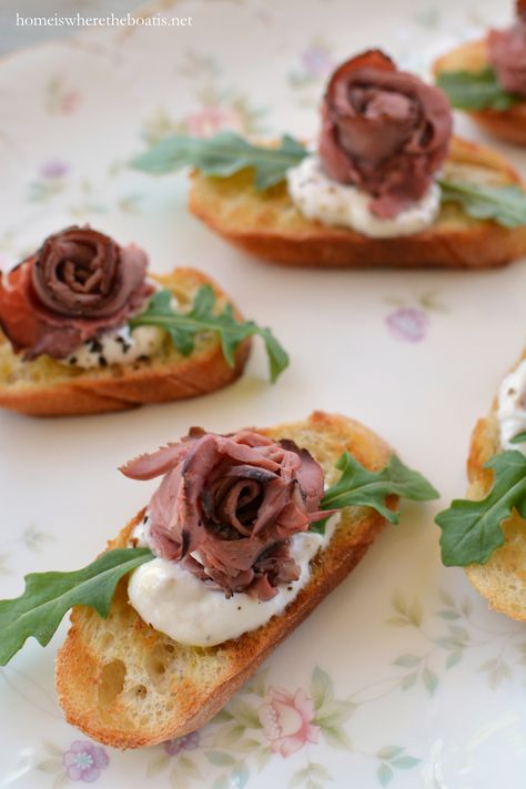 "Rose" Beef Bites with Horseradish Cream | “Rose” Beef Bites are a pretty way to serve a roast beef canapé for a party! Beef Bites, Tropisk Fest, Garden Party Recipes, Tea Party Sandwiches, Horseradish Cream, Small Appetizers, Party Sandwiches, High Tea Party, Tea Party Food