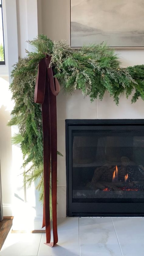 Holiday Fireplace, Holiday Mantle Decor, Holiday Mantle, Holiday Mantel, Christmas Mantle Decor, Christmas Fireplace Decor, Classy Christmas, Christmas Mantel Decorations, Christmas Interiors