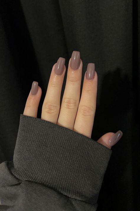 Short Acrylic Nails One Color Simple, Nails Plan Color, Wedding Nails Solid Color, Dark Colour Acrylic Nails, Plain Coloured Acrylic Nails, Coffin Acrylics Simple, Plain Dark Nails, January Nails Solid Color, Dark Nails Inspiration Square