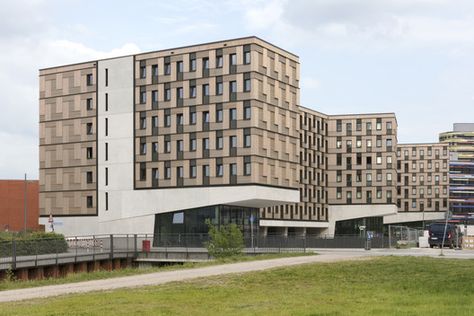 Universal Design Quarter in Hamburg / Sauerbruch Hutton | ArchDaily Apartments Facade, Modern Apartments, Facade Cladding, Load Bearing Wall, Geometric Architecture, Office Buildings, Exposed Concrete, Timber Construction, Industrial Buildings