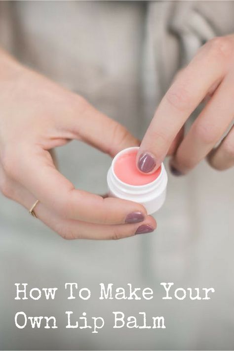 Lip balm can get costly if it's a regular purchase for your household in the winter. Find out how to DIY your own lip balm in bulk to save money and keep your lips healthy! via @survivalwoman Make Lip Balm, Lip Gloss Recipe, Homemade Lip Balm Recipe, Diy Lip Balm Recipes, Balm Recipe, Diy Body Butter, Lip Balm Recipes, Homemade Lip Balm, Sugar Lip Scrub