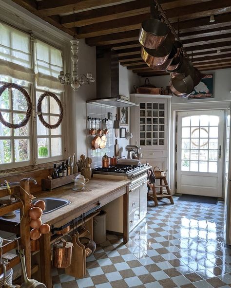 French Country Kitchen with Checkered Floor Tile via @cat_in_france Cottage Kitchens, Modern French Country Kitchen, French Farmhouse Kitchen, French Country Kitchen, French Kitchen, Kitchen Themes, French Country House, French Decor, French House