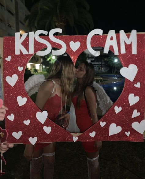 #kisscam #kiss #costume #cupid Cupid Party Theme, Kiss Cam Halloween, Kiss Cam Poster Board, Foto Kiss, Kiss Costume, Soiree Party, Graduation Photo Booth Props, Kiss Cam, Birthday Kiss