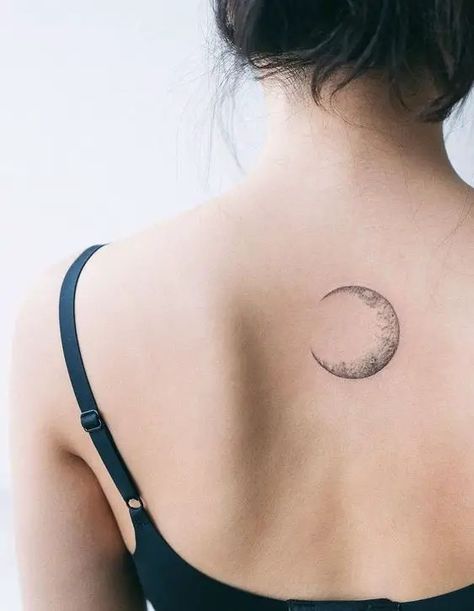 Crescent Tattoo, Small Moon Tattoos, Dragons Tattoo, Crescent Moon Tattoo, Tattoo Parlor, Simple Henna Tattoo, Shape Tattoo, Moon Tattoo Designs, Tatuaje A Color