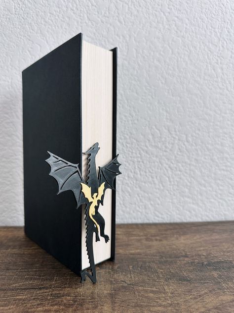 Dragons Flying, Dragon Bookmark, Bookshelf Display, Reading Bookmarks, Rebecca Yarros, Funny Dragon, Bookmarks For Books, Sun And Clouds, Fourth Wing