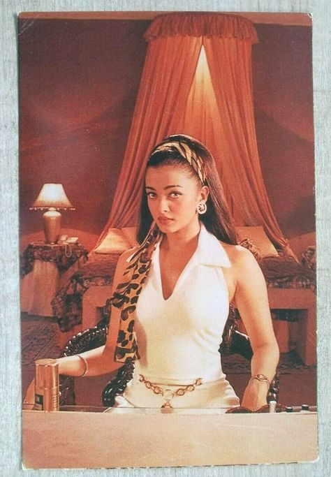 #AishwaryaRai #BollywoodFlashback #rare #postcard #muvyz #muvyz040820 Retro Theme Dress, Retro Outfits 90s Women, Retro Bollywood Fashion, Retro Outfits 90s, 90s Bollywood Fashion, Indian Retro, Vintage Bollywood Aesthetic, 90s Bollywood Aesthetic, Filmy Vintage