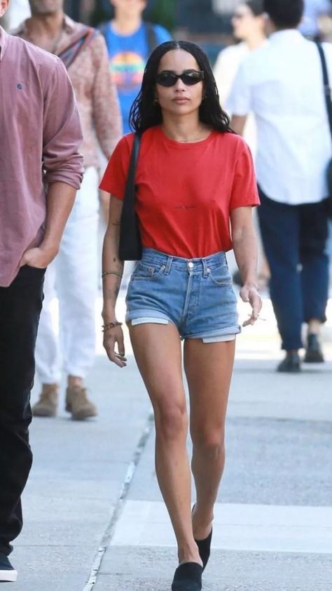 Denim Shorts Outfit Summer Casual, Outfit Basics, Basics Outfit, Zoe Kravitz Style, Jean Shorts Outfit, Dubai Outfit, Jean Short Outfits, Cool Girl Outfits, Denim Shorts Outfit