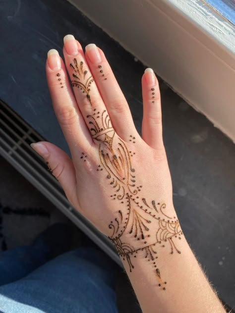 Real Henna Tattoo Designs, Celestial Henna, Dainty Henna Designs, Henna Leg Designs, Woman Tattoo Artist, Dainty Henna, Karwa Chauth Mehndi, Simple Henna Designs Hand, Cool Henna