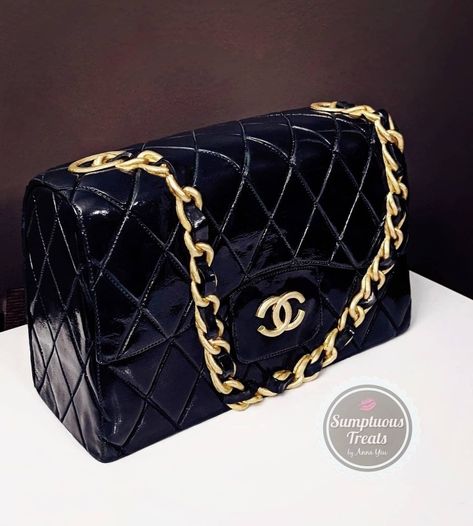 Classic Chanel Patent Leather Bag Cake #chanelbagcake #chanelflapbag #chanelcakes #chanelpursecake #chanelbackbag #pursecakes #customcakes #torontocakes #specialtycakes #markhamcakes www.instagram.com/sumptuoustreats Chanel Purse Cake, Female Birthday Cakes, Chanel Bag Cake, 21st Bday Cake, Cake Shoes, Bag Cakes, Purse Cakes, Anna Cake, Chanel Cake