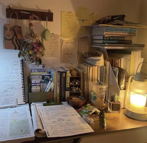 Study Aesthetic Room, Aesthetic Study Room, Studying Aesthetic, Desk Study, Uni Room, Desk Inspo, Study Room Decor, Study Aesthetic, Room Desk