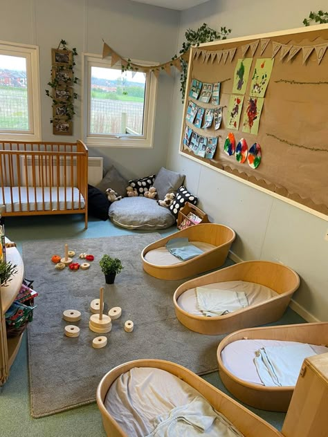 Creche Design Ideas, Home Daycare Sleeping Area, Preschool Infant Room, Small Childcare Room Ideas, Daycare Interior Design Ideas, Home Daycare Aesthetic, Montessori Home Daycare Set Up, Nursery Sleep Room Ideas Childcare, Nap Room Daycare