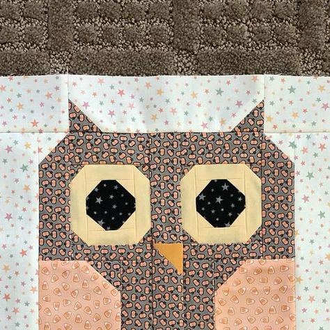 Lisa on Instagram: "My Halloween sampler quilt definitely needs this adorable owl 🦉 Pattern by @burlapandblossompatterns  I love how it turned out with fabrics from Owl-O-Ween🦉 and Kitty Corn 🐈‍⬛ , both by @urbanchiks for @modafabrics with some coordinating Bella Solids thrown in. 🐈‍⬛🧡💀🎃🦇🕷️🕸️🖤🩶 #Quilt #Quilting #QuiltsOfInstagram  #HauntedHalloweenQuilt #HauntedHalloweenQAL #HalloweenQuilt #ShowMeTheModa #ModaFabrics #MadeWithModa #MysteryQuiltAlong #QuiltAlong #QuiltBlock #HalloweenFun #UrbanChikFabric #OwlOWeenFabric #kittycornfabric #quilter #quiltersofinstagram #quiltingismytherapy #quiltingkeepsmesane #halloweensamplerquilt #halloweenquiltparade #quiltblocks #quiltblocksofinstagram #burlapandblossompatterns" Owl Quilt Pattern, Halloween Quilt Patterns, Owl Quilt, Halloween Quilt, Owl Pattern, Easy Quilt, Halloween Quilts, Sampler Quilt, Owl Patterns