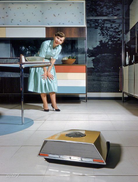 A Futuristic Robot Floor Cleaner, A Precursor to Today’s Roomba (1959) Shorpy Historical Photos, Alter Computer, Fotocamere Vintage, Futuristic Robot, New Retro Wave, Retro Futuristic, Retro Futurism, Dieselpunk, Historical Photos