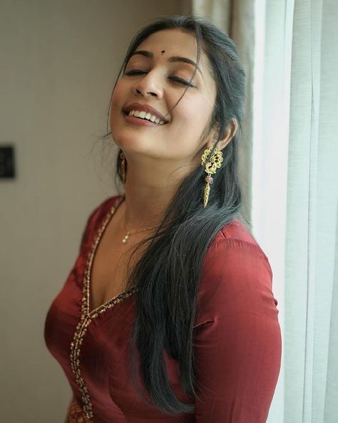 Navya Navya Nair, Beauty Smile, Indian Photoshoot, Maroon Dress, Hd Videos, Malayalam Actress, Actress Pics, Like Comment Share, Indian Actress Hot Pics