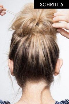 Messy Bun Anleitung: Schritt 5 Diy Hairstyles, Bun Hairstyles, Messy Bun Anleitung, Grunge Hair, Bad Hair, Hair Dos, Messy Hairstyles, Messy Bun, Hair Day