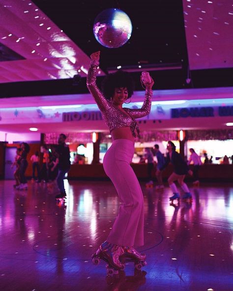 90s Roller Skating Party, Retro Disco Photoshoot, Roller Skating Rink Aesthetic, Skating Rink Aesthetic, 70s Roller Disco, Roller Skating Aesthetic, Roller Skating Pictures, Disco Roller Skating, 80s Dance