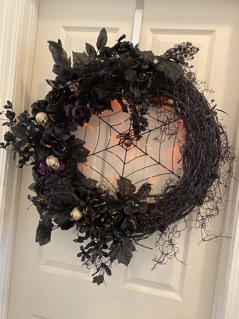 Glam Halloween Wreath, Goth Christmas Wreath Diy, Gothic Door Wreath, Goth Wreath Ideas, Gothic Halloween Wreath, Spooky Christmas Wreath, Black Halloween Wreaths For Front Door, Witch Wreath Ideas, Haloween Wreathes Ideas