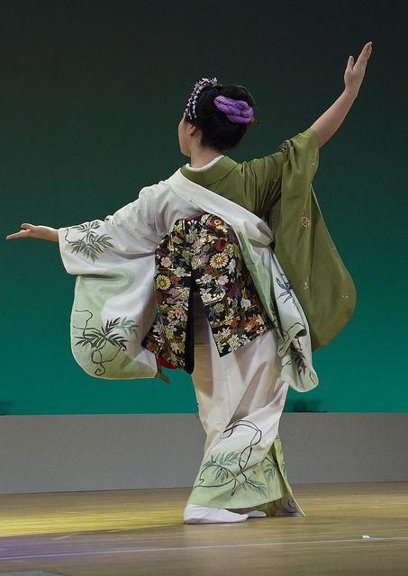 Traditional Japanese Kimono Female, Japanese Dance, Japanese Shrine Maiden, Kabuki Costume, Japanese Kimono Photography, The Kimono Gallery, Kimono Gallery, Kyoto Japan Travel, Historical Japanese Kimono